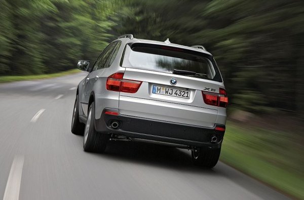 Единственото нещо, за което можем да похвалим при X5 E70, е тръпката, която може да осигури по време на кратките пътувания от сервиз до сервиз. По някакъв начин автомобилът знае как да се държи на пътя. И също така знае как да предизвика омраза към цяла Бавария и Мюнхен от онези, които се опитват да го ремонтират. 